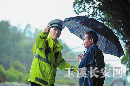 劝离误上高速公路的老人