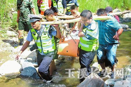 跋山涉水将伤者从百米深箐中抬出