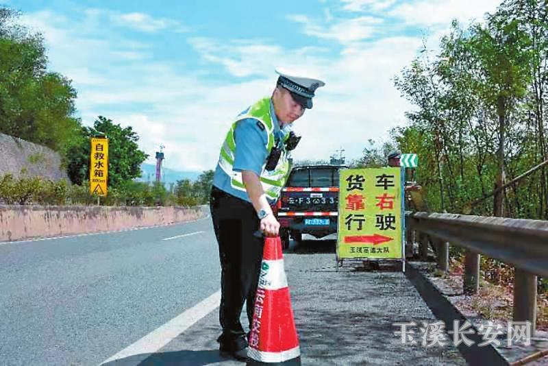 工作中 特约通讯员 姜艳 摄