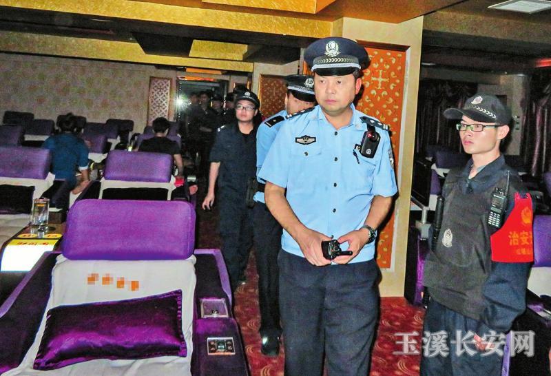朱宏彦(左)生前工作照 张为燕 摄