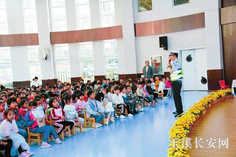 交警讲解交通安全知识