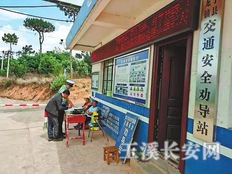 “两站两员”劝导工作及时劝导和纠正交通违法行为。