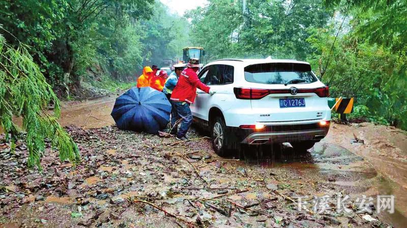 交警冒雨帮助车辆脱困