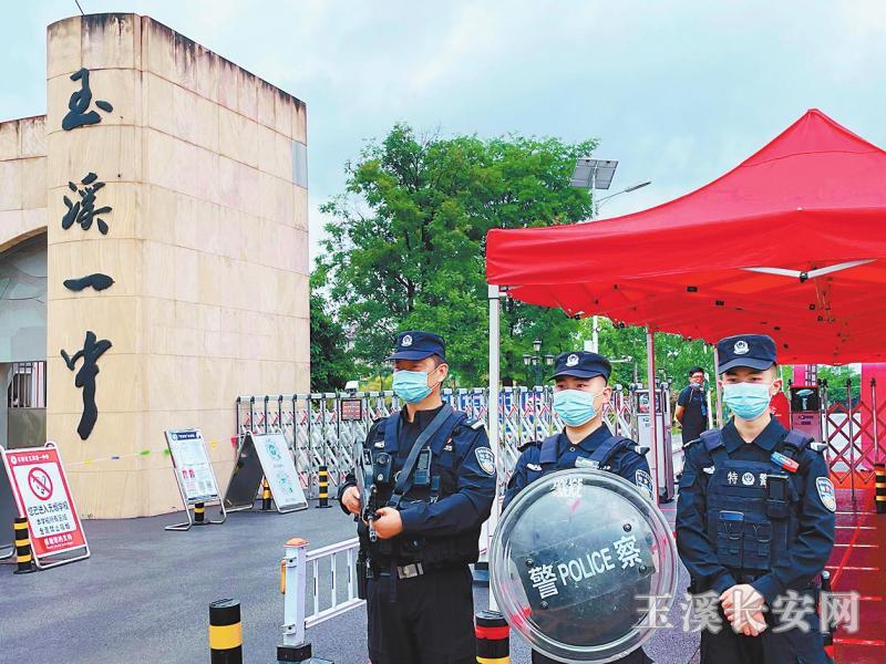 高考期间,民警、辅警维护考点秩序。
