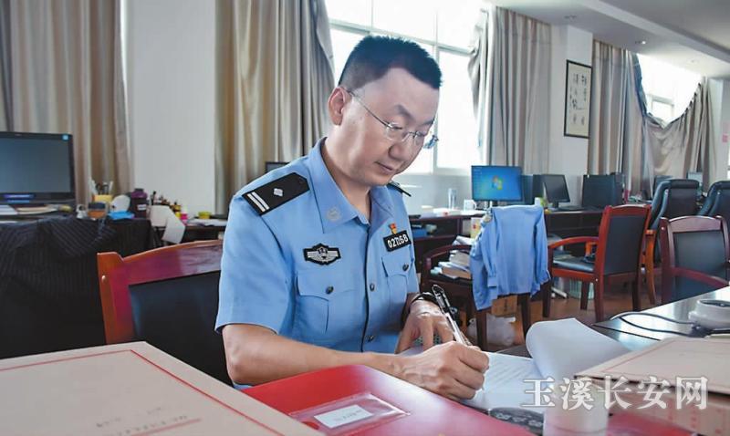 从警22年,杨斌用敬业奉献抒写着自己无怨无悔的人生。