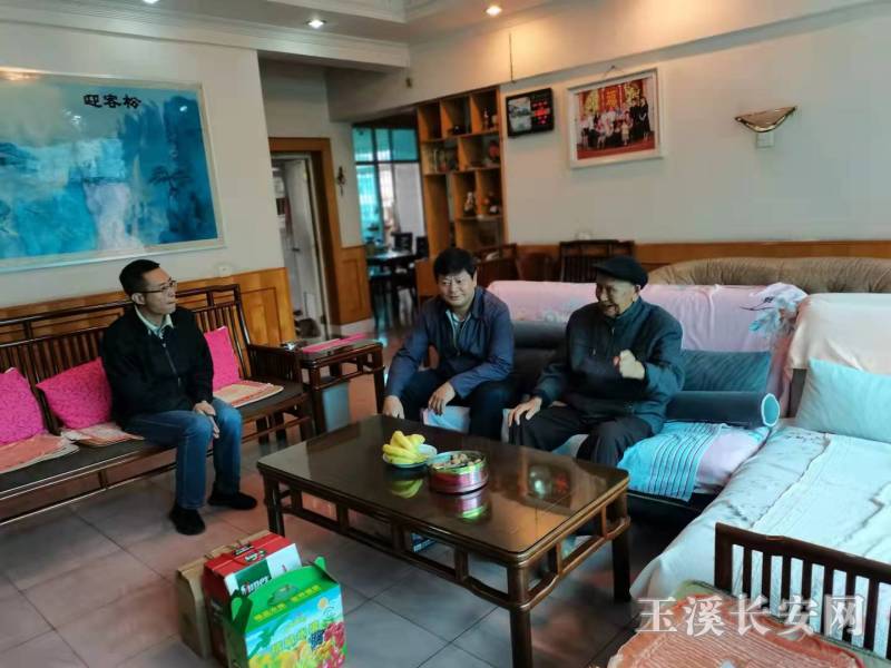 张仕明检察长与夏成有老同志亲切交谈