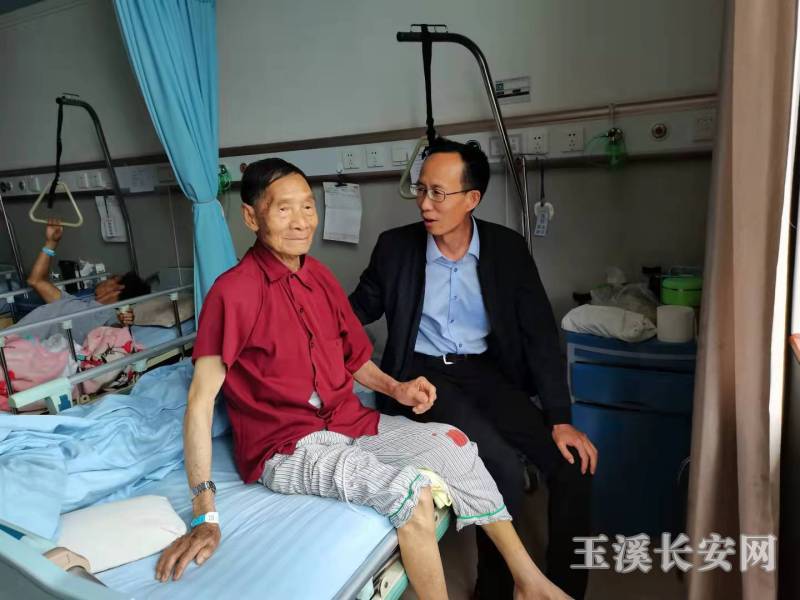 褚绍明副检察长关切询问徐世烈老同志健康状况
