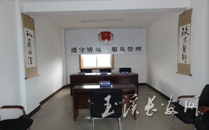 社区矫正宣告室配备了桌椅等办公用品