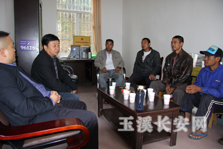自正林到平掌乡富库村调研接边地区联防联调工作