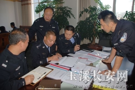 市公安局党委委员,交警支队支队长王景明到峨山检查道路交通管理工作