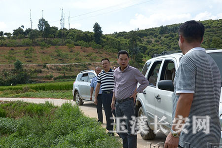 峨山政法委书记柴慧明等领导实地查看自行车赛