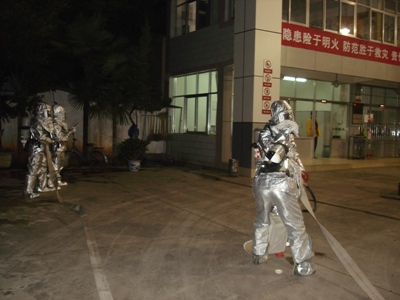 通海大队结合实际,8月4日晚大队对重点单位三板桥加油站进行灭火实战